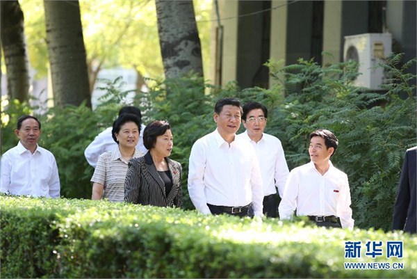 9月9日,中共中央總書(shū)記、國(guó)家主席、中央軍委主席習(xí)近平來(lái)到北京師范大學(xué)看望教師學(xué)生,向全國(guó)廣大教師和教育工作者致以崇高的節(jié)日敬禮和祝賀。