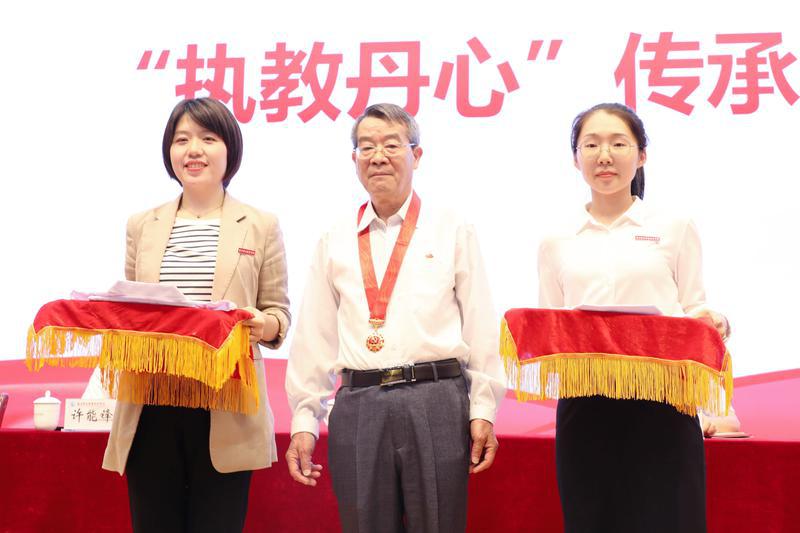 “兩優(yōu)一先”表彰大會.jpg