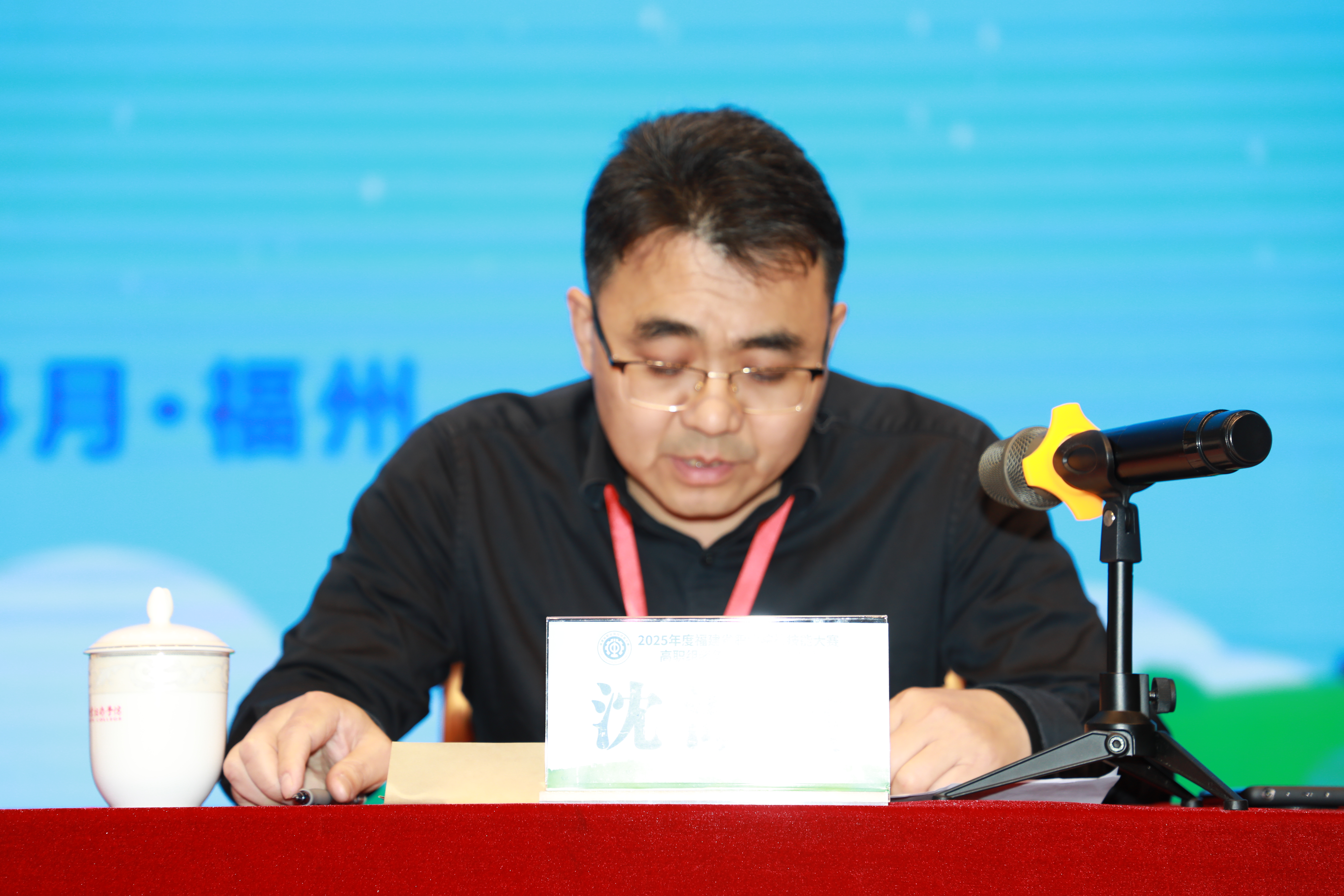 賽項(xiàng)監(jiān)督沈湖拱宣布比賽結(jié)果并公示成績(jī) 賽項(xiàng)監(jiān)督沈湖拱宣布比賽結(jié)果并公示成績(jī)